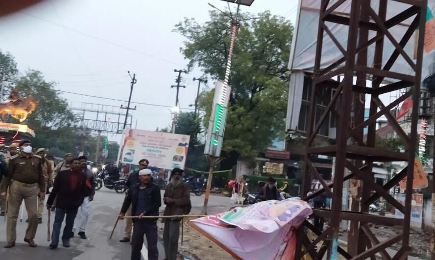 अधिसूचना जारी होते ही सड़कों से हटने लगे होर्डिंग व बैनर