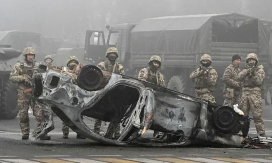 कजाखस्तान में बिगड़े हालात, देखते ही गोली मारने का आदेश