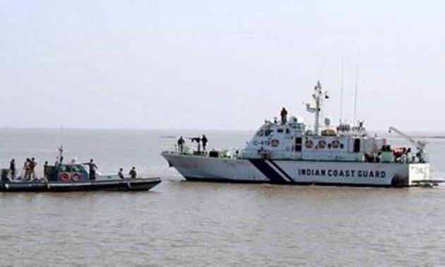 अरब सागर में पकड़ी गई पाकिस्तानी नाव, 10 नागरिक भारत में प्रवेश की कोशिश में नाकाम