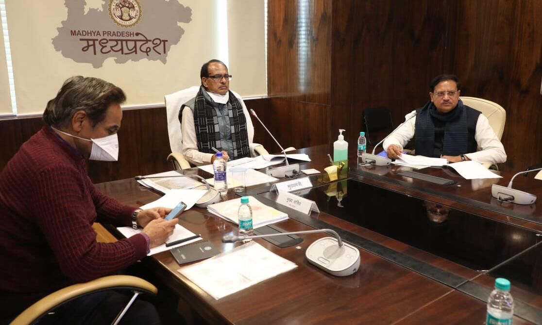 कोरोना मरीजों को कोविड केयर सेंटरों में करें भर्तीः मुख्यमंत्री