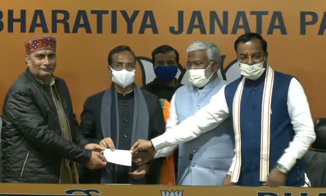 उप्र में तेज हुआ दल-बदल का खेल, सपा और कांग्रेस के विधायक भाजपा में शामिल