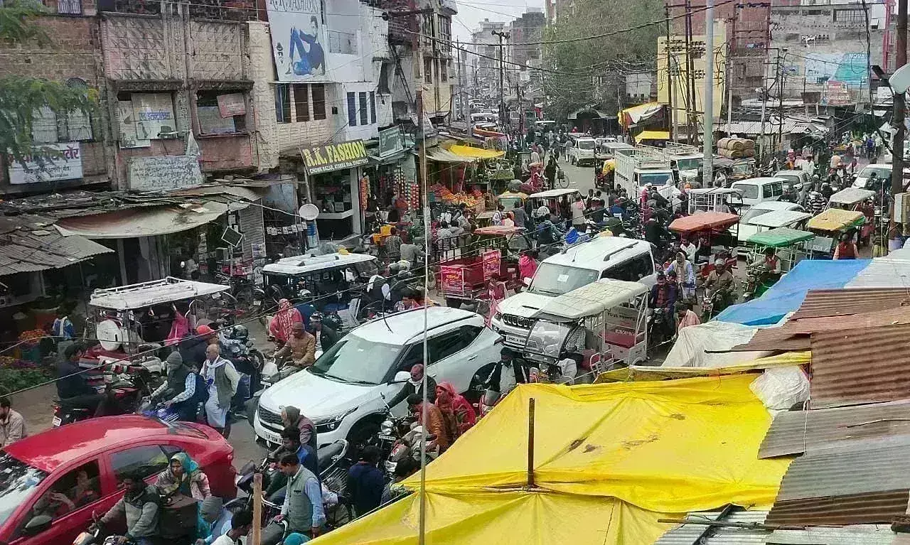 एनएच में लगा रहा दो घंटे जाम, फंसी रही एंबुलेंस एनएच में लगा रहा दो घंटे जाम, फंसी रही एंबुलेंस