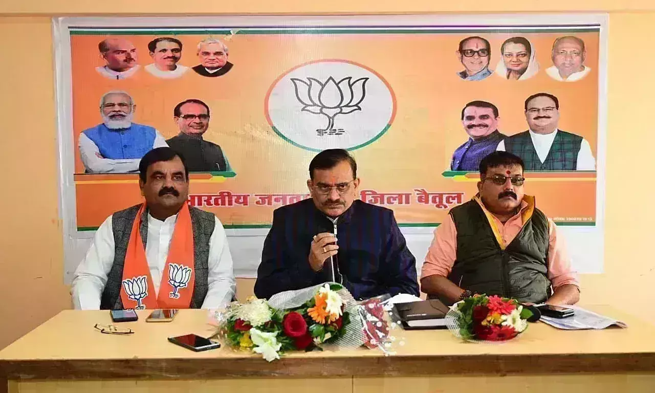 भाजपा अध्यक्ष ने दिग्विजय सिंह पर कसा तंज, कहा- दलाली खाकर नेताओं को करते हैं बदनाम भाजपा अध्यक्ष ने दिग्विजय सिंह पर कसा तंज, कहा- दलाली खाकर नेताओं को करते हैं बदनाम