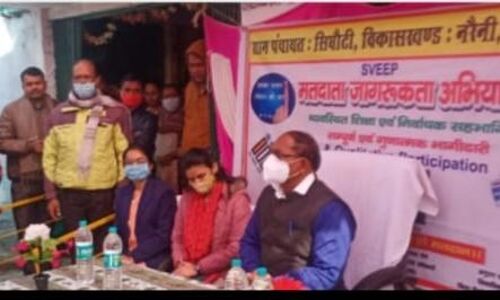 कोविड वैक्सिनेशन करवा कर मतदान करने की अपील, ग्रामीणों ने लगवाए टीके