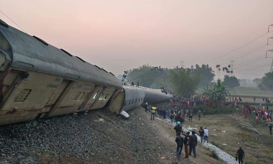 बंगाल में पटरी से उतरी बीकानेर-गुवाहाटी एक्सप्रेस,  कई मौत की संभावना