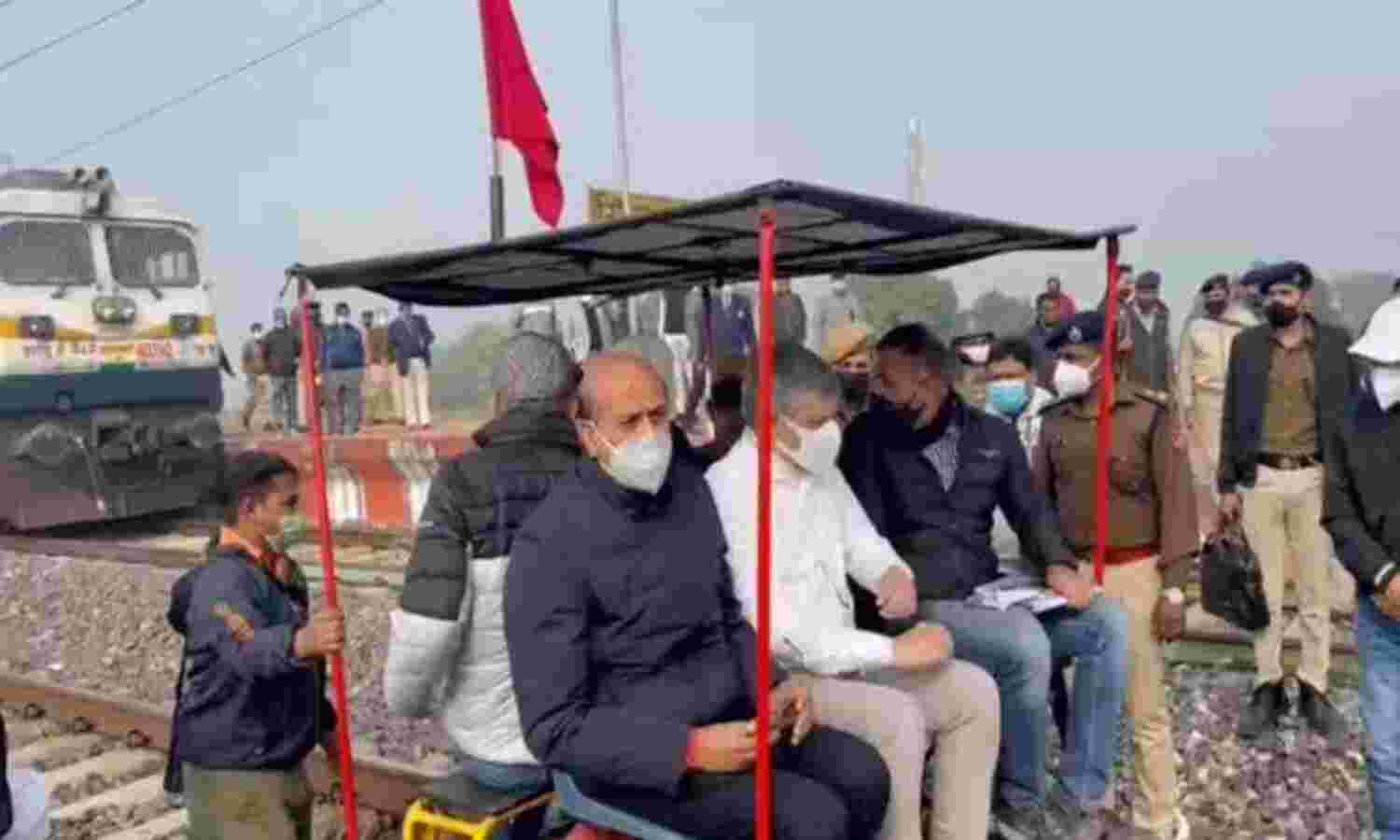 दुर्घटनास्थल पर पहुंचे रेलमंत्री, हादसे में अब तक 9 लोगों ने गंवाई जान