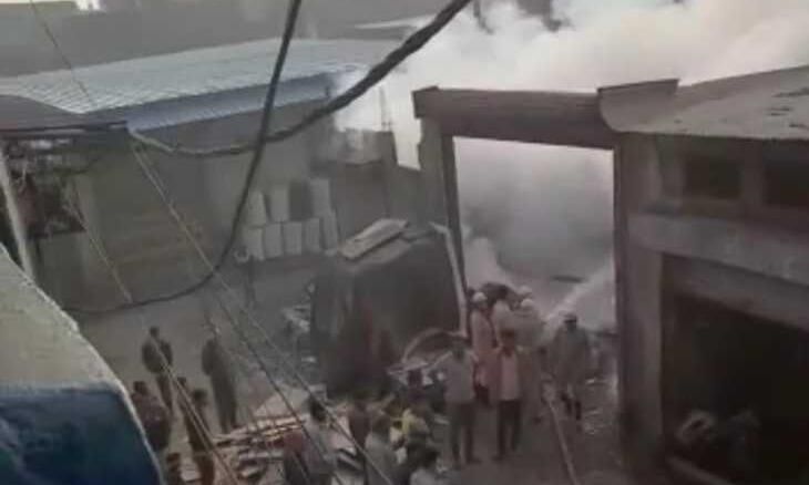 इंदौर के प्लाई कारखाने में लगी आग, कैमिकल से हुए धमाके
