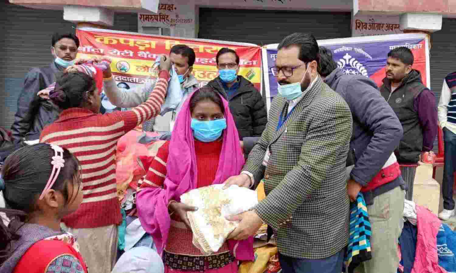 पपरेंदा में निर्बल वर्ग को बांटे गए कपड़े पपरेंदा में निर्बल वर्ग को बांटे गए कपड़े