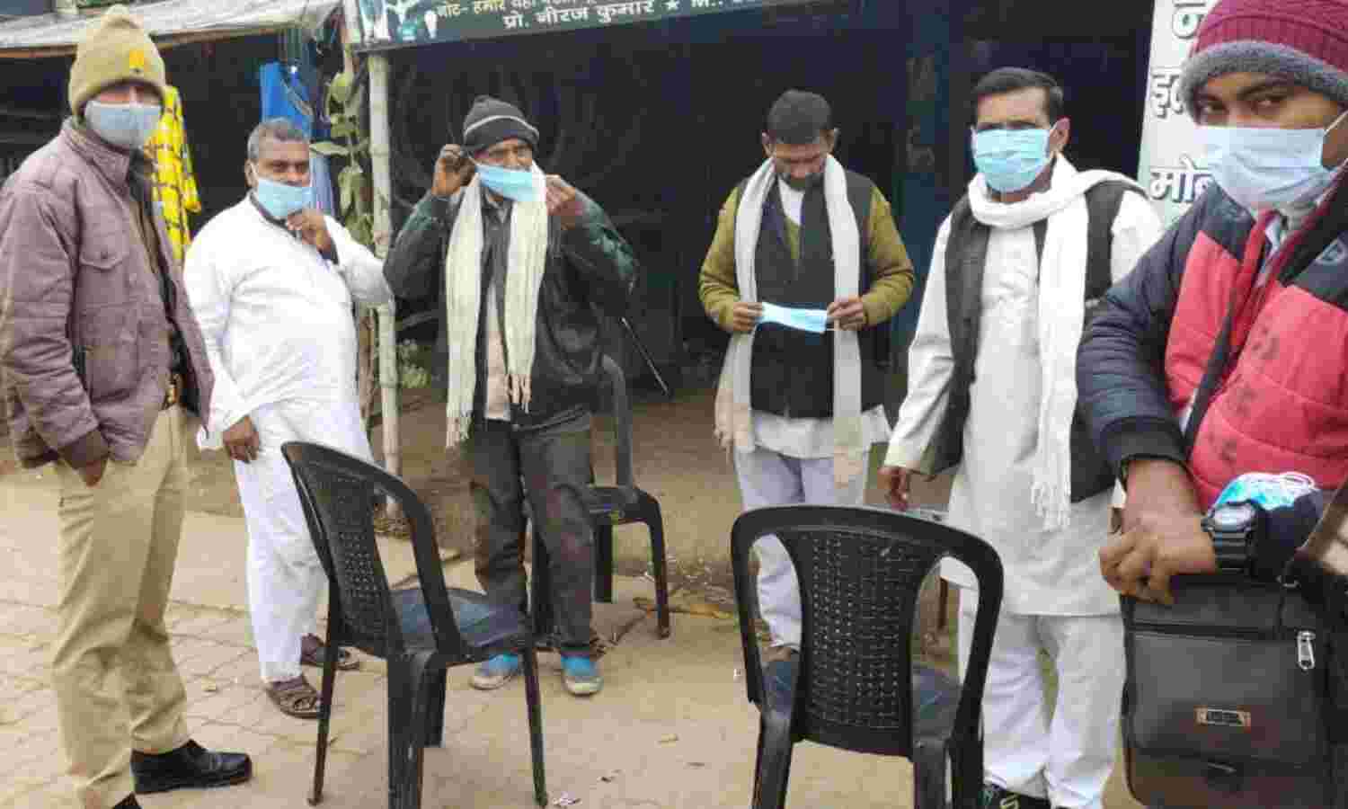 कोरोना के प्रति लोगों को जागरूक कर रहे मानवाधिकार सहायता संघ के पदाधिकारी कोरोना के प्रति लोगों को जागरूक कर रहे मानवाधिकार सहायता संघ के पदाधिकारी