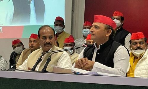 दल-बदल में माहिर दारा सिंह चौहान सपा में शामिल, अखिलेश ने दिलाई सदस्यता