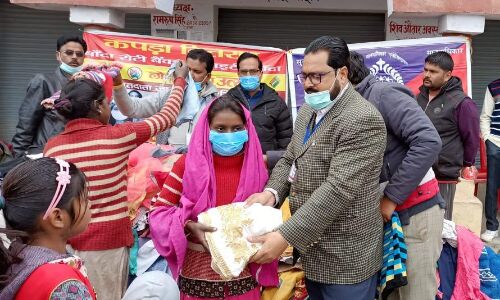 पपरेंदा में निर्बल वर्ग को बांटे गए कपड़े पपरेंदा में निर्बल वर्ग को बांटे गए कपड़े