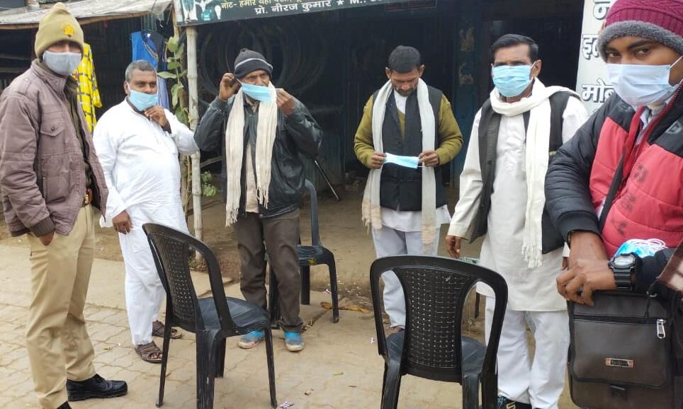 कोरोना के प्रति लोगों को जागरूक कर रहे मानवाधिकार सहायता संघ के पदाधिकारी कोरोना के प्रति लोगों को जागरूक कर रहे मानवाधिकार सहायता संघ के पदाधिकारी