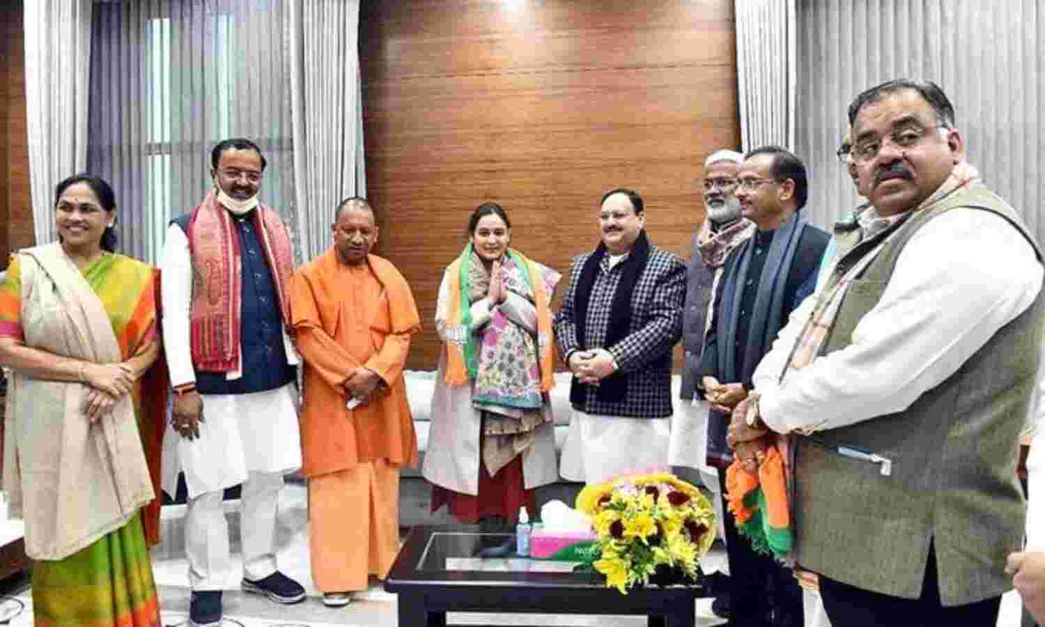 समाजवादी पार्टी को बड़ा झटका, मुलायम सिंह की छोटी बहू अपर्णा यादव भाजपा में शामिल