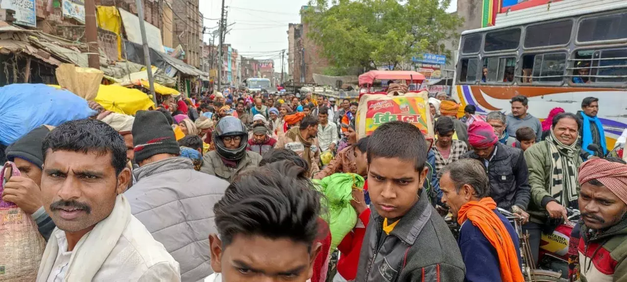 निकली गुनगुनी धूप, बाजार में भीड़ निकली गुनगुनी धूप, बाजार में भीड़