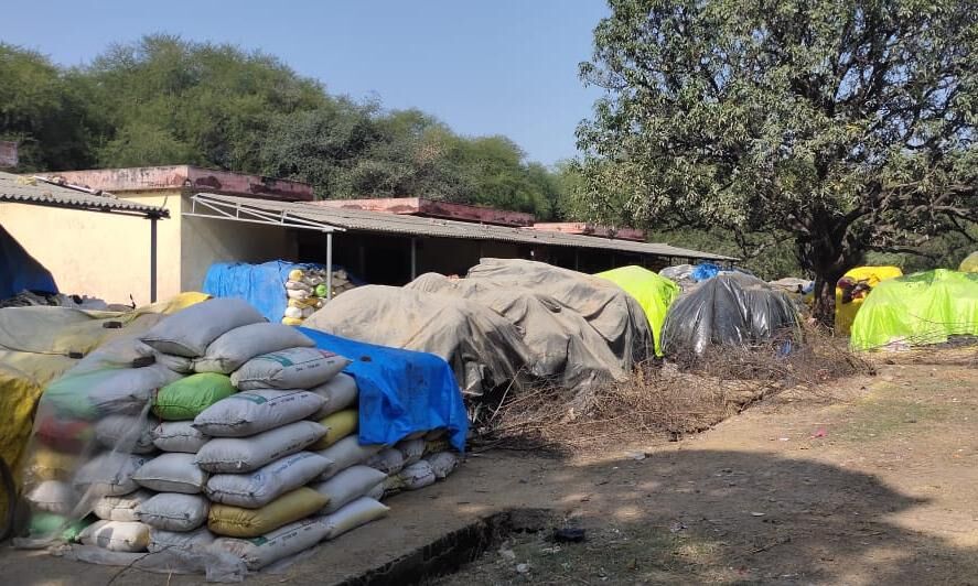 तमाशा : किसान धान बेचने के लिए क्रय केंद्र में खड़ा और क्रय केंद्र कागजों में संचालित तमाशा : किसान धान बेचने के लिए क्रय केंद्र में खड़ा और क्रय केंद्र कागजों में संचालित