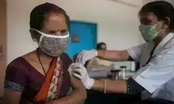 टीकाकरण की वजह से तीसरी लहर के दौरान मृत्यु दर में आई कमी