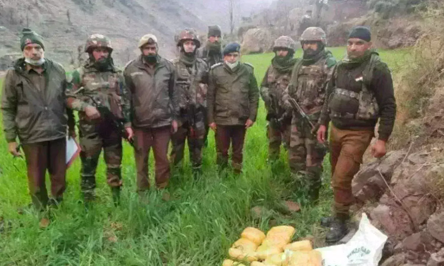 गणतंत्र दिवस पर सीमा पर सेना सतर्क, पुंछ में 31 किलो हेरोइन बरामद
