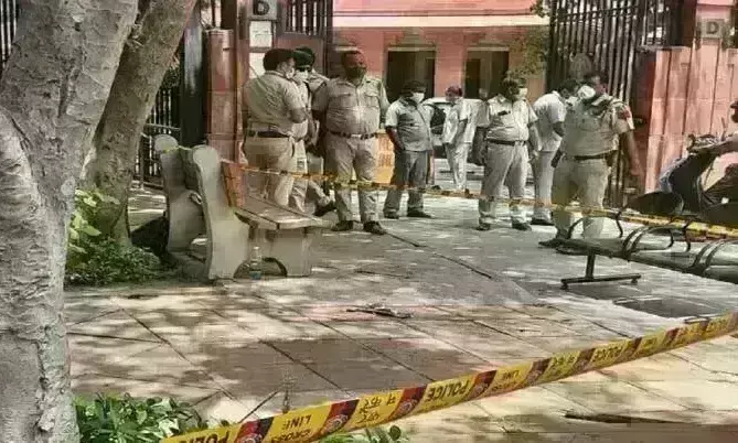 सुप्रीम कोर्ट के बाहर युवक ने किया आत्मदाह, दम तोड़ा