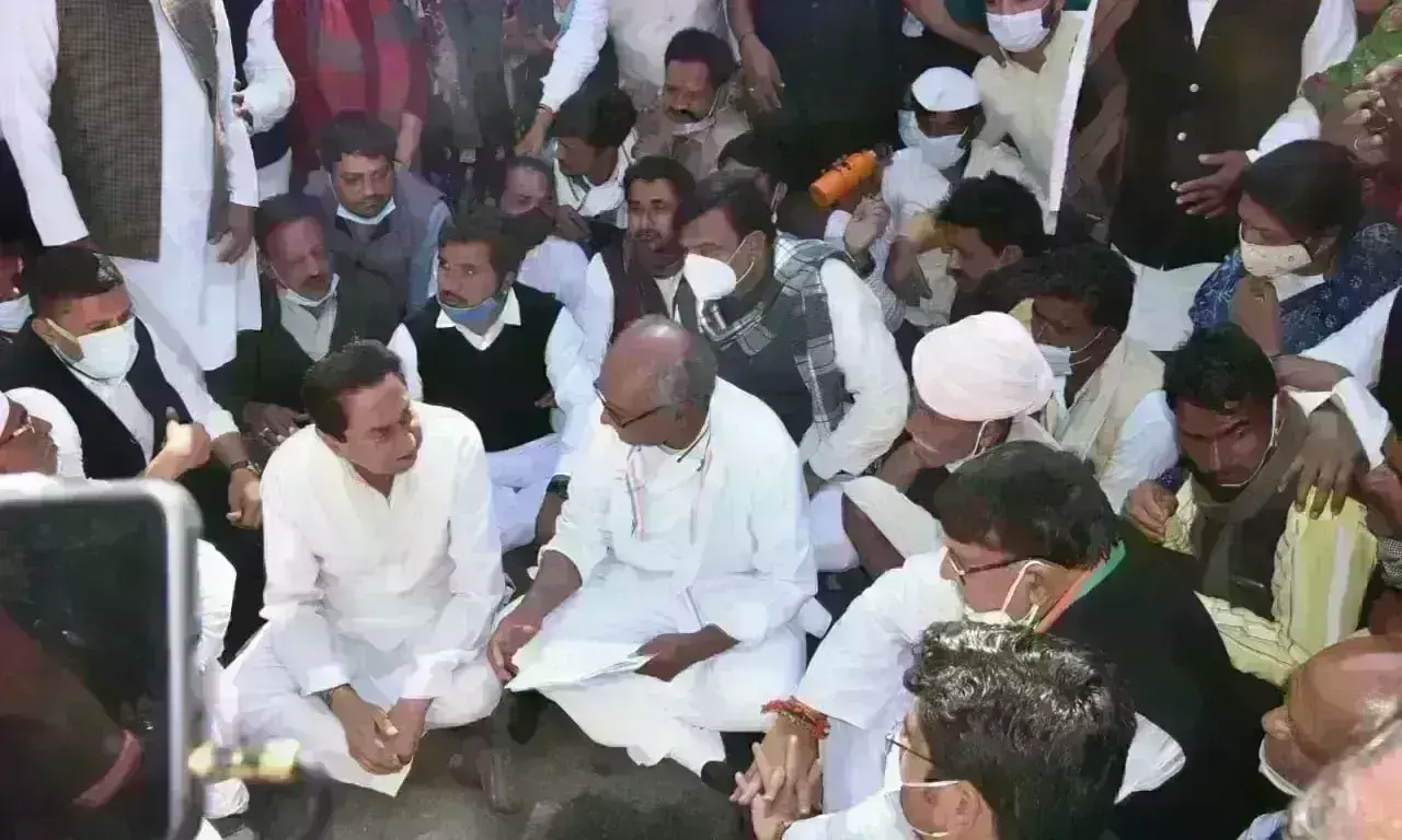 दिग्विजय सिंह-कमलनाथ ने मुख्यमंत्री आवास के बाहर दिया धरना, रखी ये... मांग