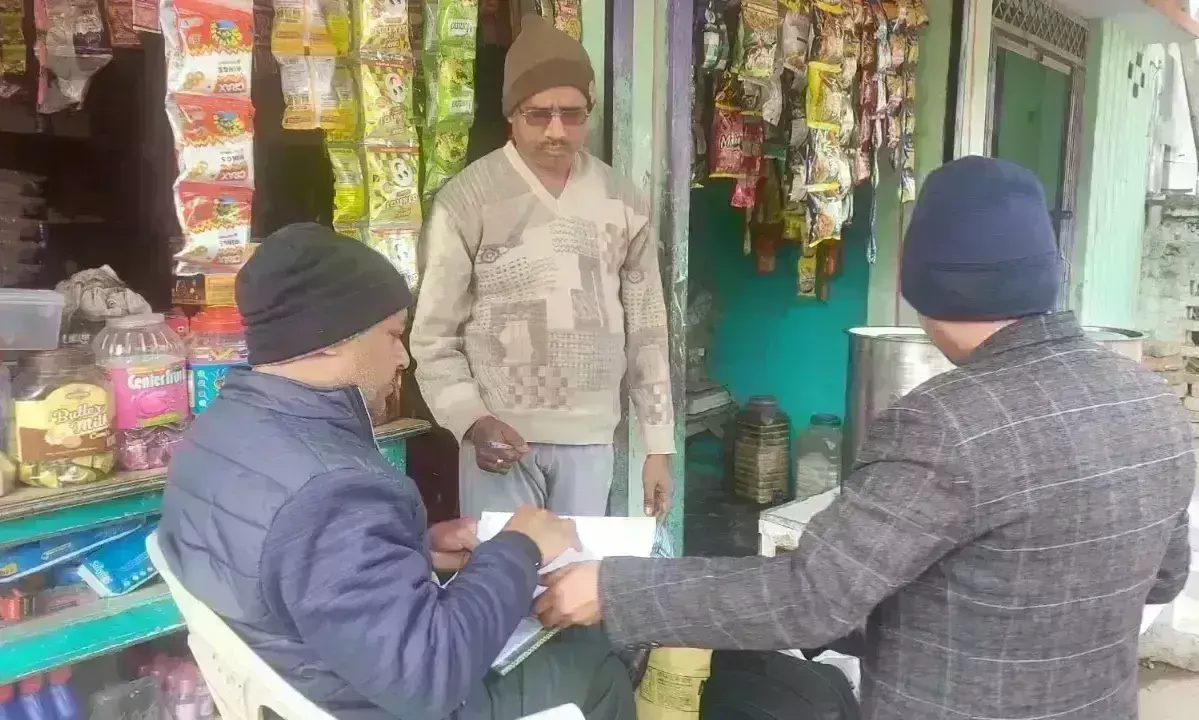 नकली घी बनाते पकड़ा गया व्यापारी, टीम ने किया गिरफ्तार नकली घी बनाते पकड़ा गया व्यापारी, टीम ने किया गिरफ्तार