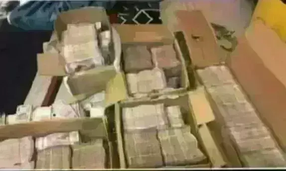 बांदा : गाड़ी में मिले आठ लाख रुपये, लगा था राजनीतिक पार्टी का झंडा बांदा : गाड़ी में मिले आठ लाख रुपये, लगा था राजनीतिक पार्टी का झंडा