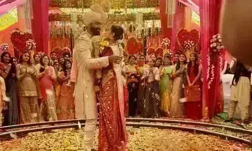 विक्की कौशल ने सारा अली खान को पहनाई वरमाला विक्की कौशल ने सारा अली खान को पहनाई वरमाला