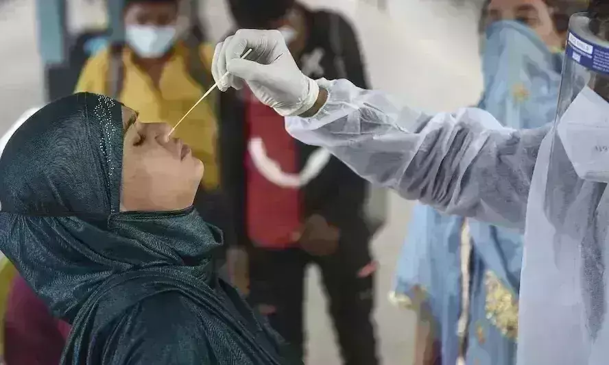 देश में बढ़े कोरोना संक्रमित, 24 घंटों में मिले 3.33 लाख से अधिक नए मरीज