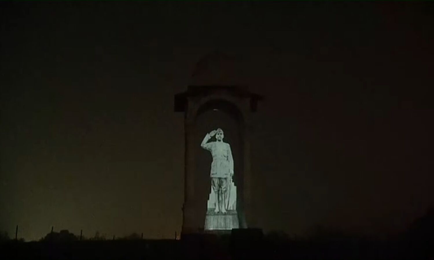 प्रधानमंत्री ने स्थापित की नेताजी की प्रतिमा, कहा- आने वाली पीढ़िया प्रेरित होती रहेंगी