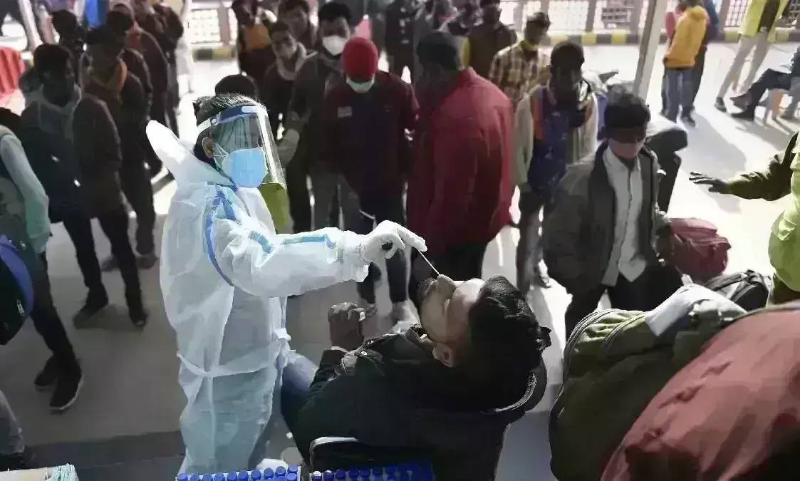 देश में कोरोना संक्रमितों की घटने लगी संख्या, 24 घंटों में 3.06 लाख नए मरीज