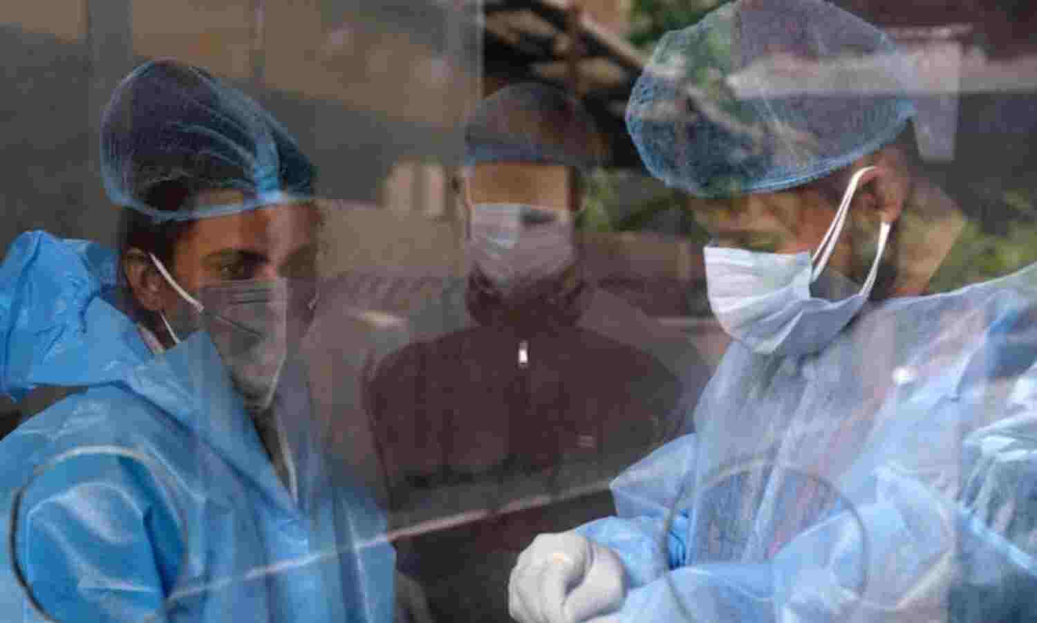 क्या देश में गुजर गया कोरोना का पीक? 24 घंटों में घटी नए मरीजों की संख्या