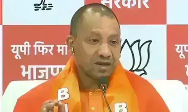 देश का असली दुश्मन पाकिस्तान नहीं कहकर फंसे अखिलेश, योगी आदित्यनाथ ने साधा निशाना