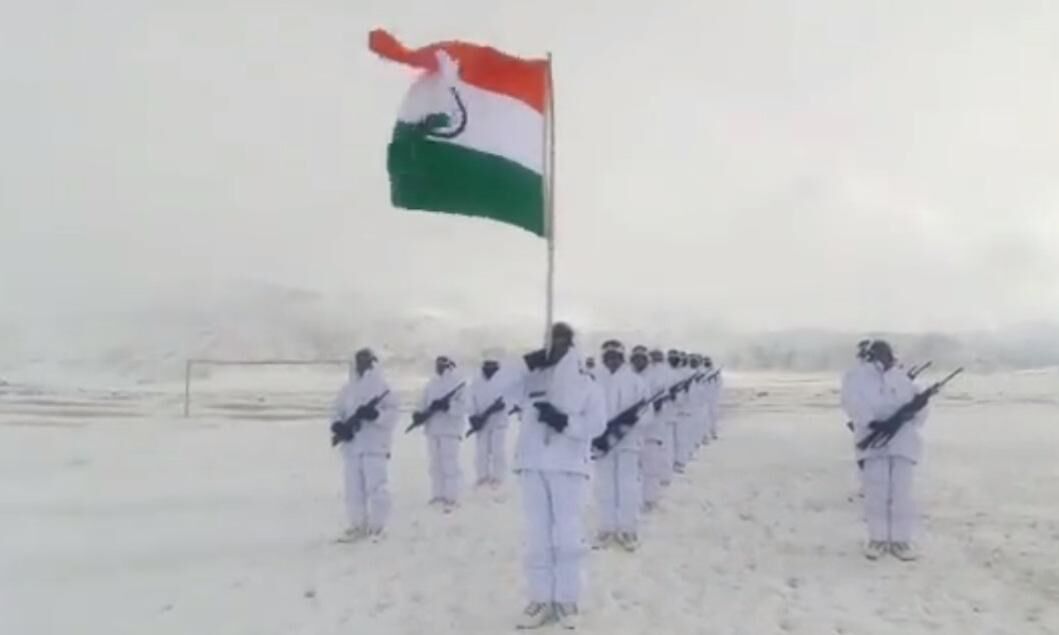 विश्व के सबसे ऊंचे युद्ध स्थल सियाचिन में सेना फहराया तिरंगा विश्व के सबसे ऊंचे युद्ध स्थल सियाचिन में सेना फहराया तिरंगा