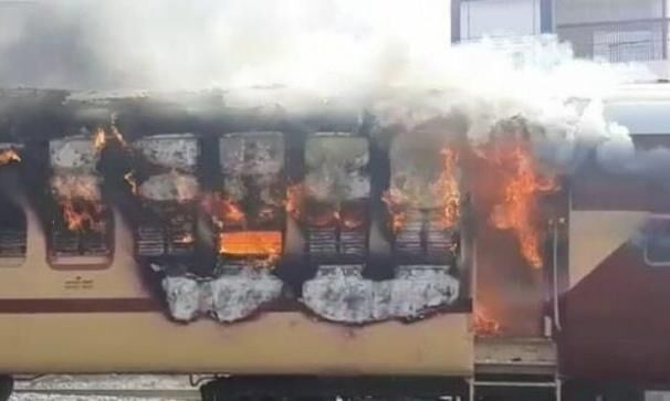 बिहार में छात्रों का उग्र आंदोलन, गया में रेल कोच में लगाई आग