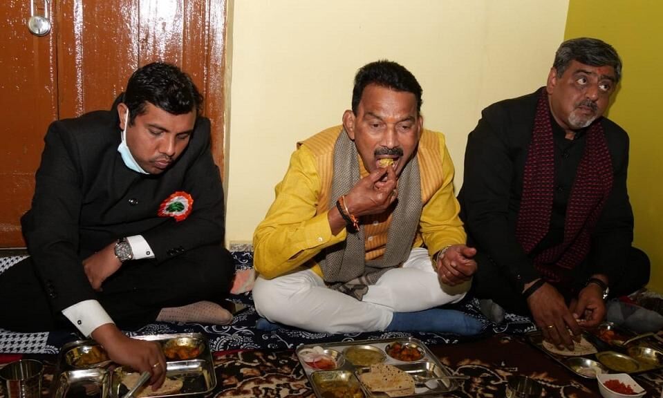 मंत्री सिलावट ने दलित परिवार के बीच बैठकर किया भोजन