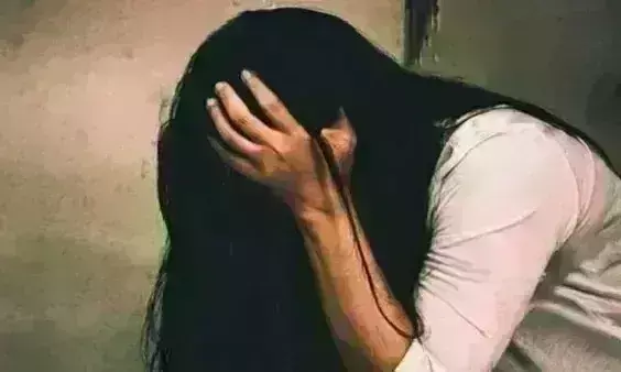 दिल्ली में युवती के साथ हैवानियत, बलात्कार कर बाल कांटे, कालिख पोत घुमाया