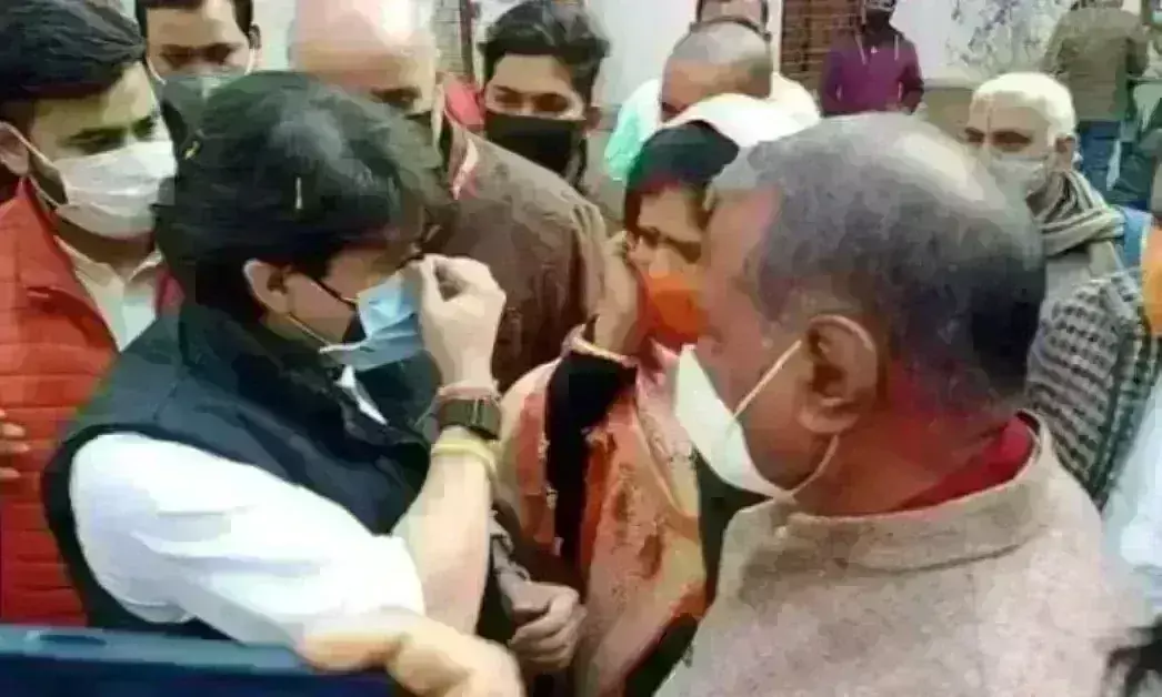 सिंधिया हुए इमरती देवी से नाराज, पूर्व मंत्री ने कान पकड़कर कहा- गलती हो गई महाराज सिंधिया हुए इमरती देवी से नाराज, पूर्व मंत्री ने कान पकड़कर कहा- गलती हो गई महाराज