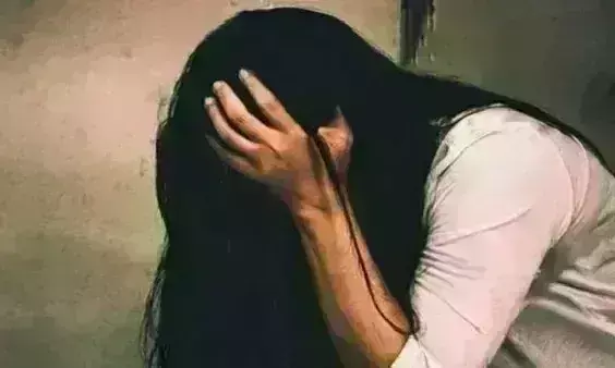 दिल्ली में युवती के साथ हैवानियत, बलात्कार कर बाल कांटे, कालिख पोत घुमाया