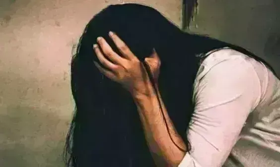 दिल्ली में युवती के साथ हैवानियत, बलात्कार कर बाल कांटे, कालिख पोत घुमाया
