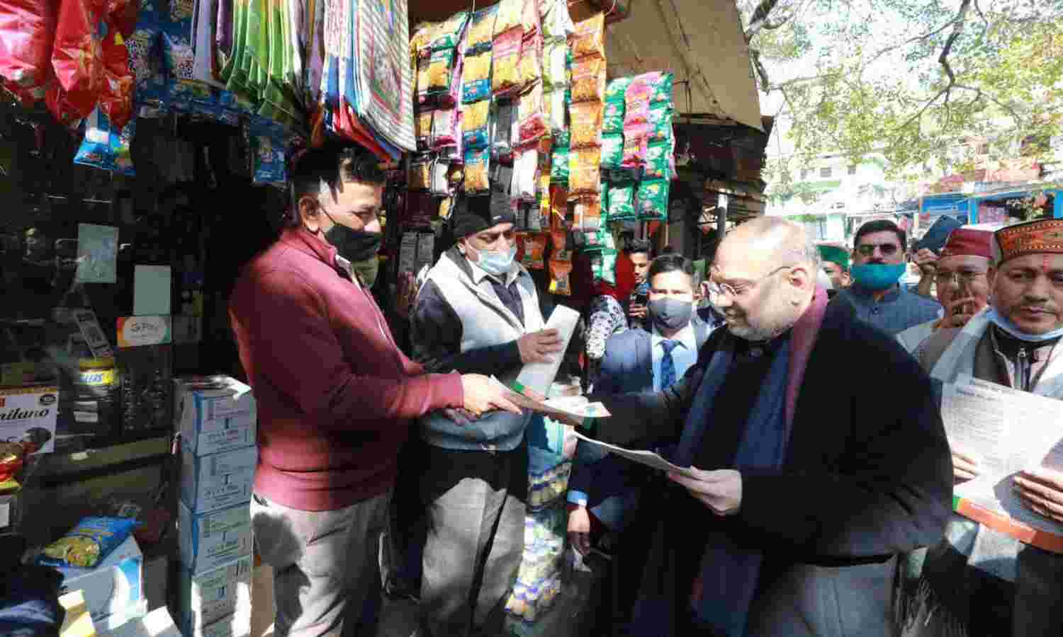 अमित शाह ने रुद्रप्रयाग में किया डोर टू डोर प्रचार, गृहमंत्री को देखे खिले लोगों के चेहरे अमित शाह ने रुद्रप्रयाग में किया डोर टू डोर प्रचार, गृहमंत्री को देखे खिले लोगों के चेहरे