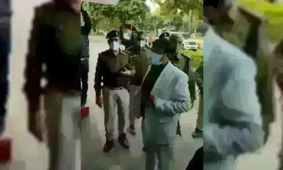 ग्वालियर कलेक्टर ने लगाई प्रदर्शनकारी छात्रों की क्लास, सवाल सुन NSUI नेता की हुई बोलती बंद