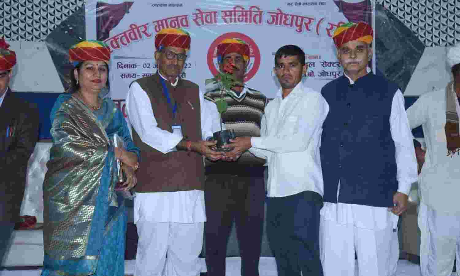 पर्यावरण प्रेमी अनोप भाम्बु के प्रकृति प्रेम का हर कोई मुरीद, अब तक लगा चुके हैं सैकड़ो पौधे