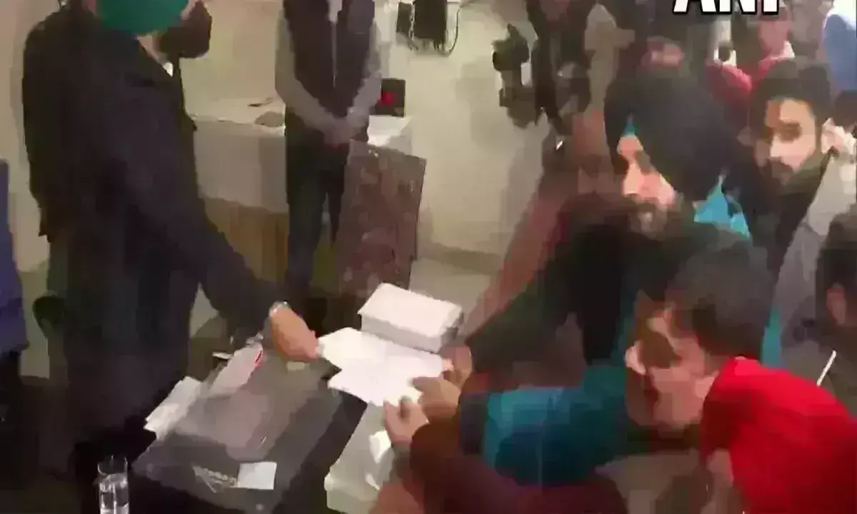 पंजाब कांग्रेस अध्यक्ष नवजोत सिद्धू ने भरा नामांकन, अकाली दल के मजीठिया से मुकाबला