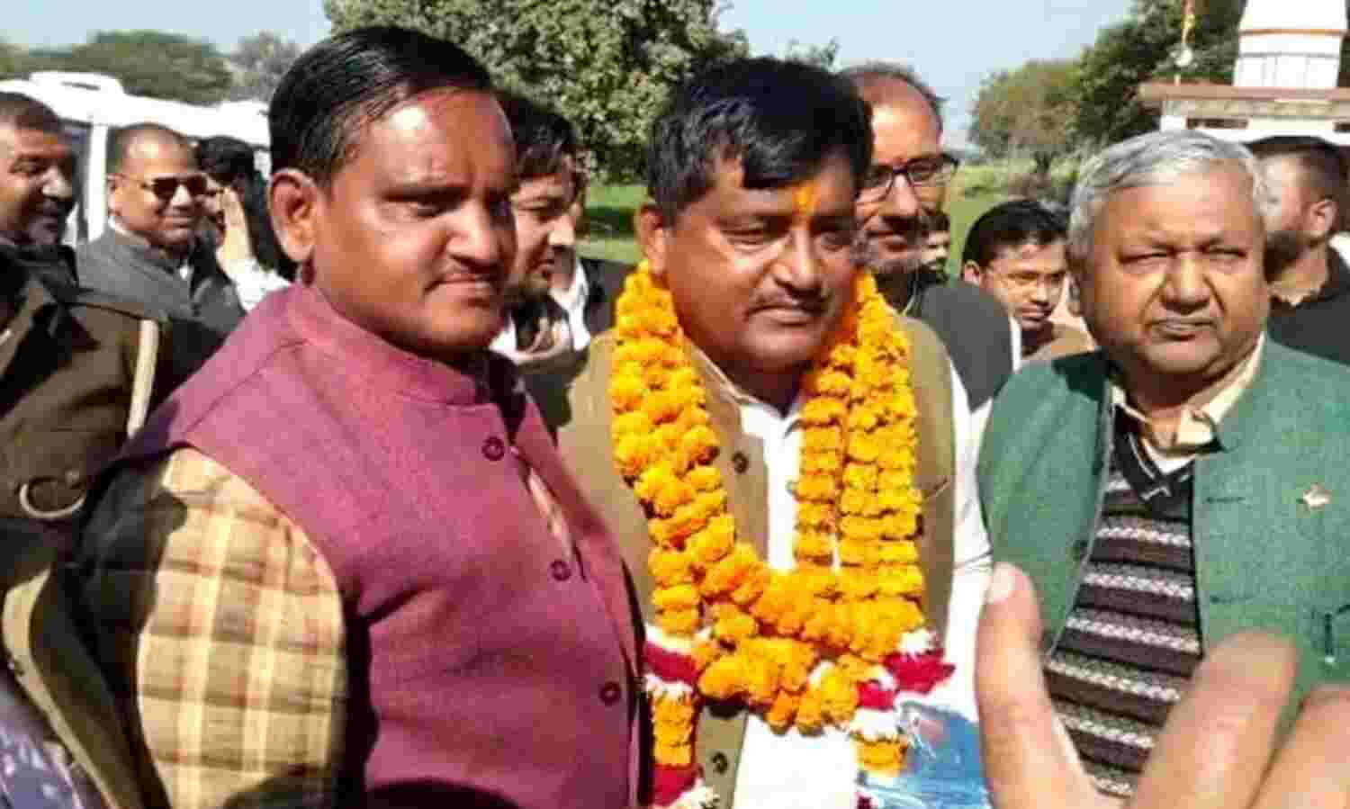 तिंदवारी व सदर प्रत्याशी प्रथम आगमन पर मंदिर में टेका मत्था तिंदवारी व सदर प्रत्याशी प्रथम आगमन पर मंदिर में टेका मत्था