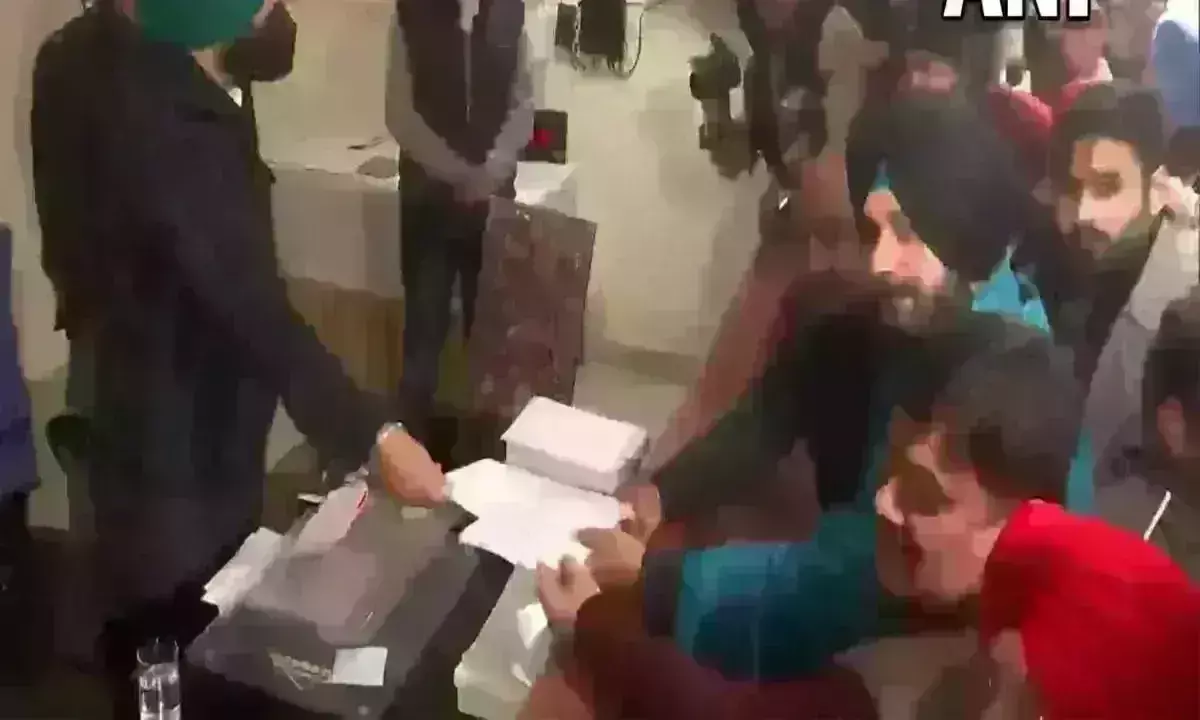 पंजाब कांग्रेस अध्यक्ष नवजोत सिद्धू ने भरा नामांकन, अकाली दल के मजीठिया से मुकाबला