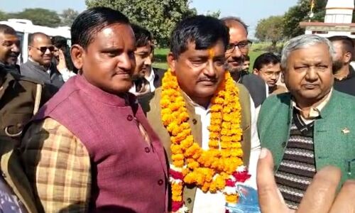 तिंदवारी व सदर प्रत्याशी प्रथम आगमन पर मंदिर में टेका मत्था तिंदवारी व सदर प्रत्याशी प्रथम आगमन पर मंदिर में टेका मत्था