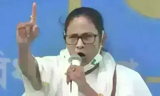 ममता बनर्जी ने IPS से पूछा- क्या राज्यपाल तुम्हें फोन करते हैं, सामने आया वीडियो