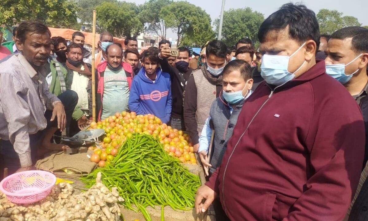 ऊर्जा मंत्री तोमर ने पहुंचे हजीरा मंडी, सुनी सब्जी और फल विक्रेताओं की समस्याएं ऊर्जा मंत्री तोमर ने पहुंचे हजीरा मंडी, सुनी सब्जी और फल विक्रेताओं की समस्याएं