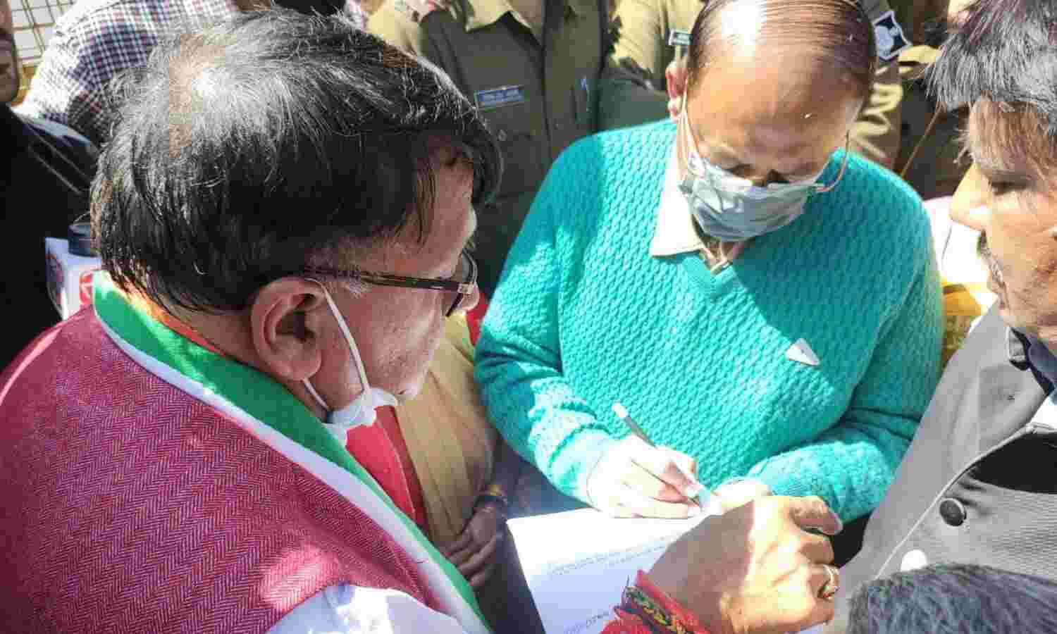 गायों की मृत्यु मामले में प्रकरण दर्ज करने की मांग, कांग्रेस ने राज्यपाल के नाम सौंपा पत्र