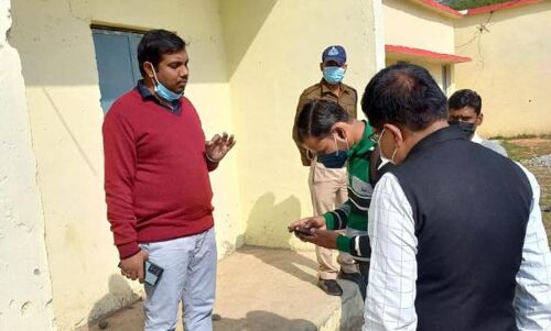 ओला प्रभावित गाँव में पहुँचे कलेक्टर, किया फसलों का सर्वे ओला प्रभावित गाँव में पहुँचे कलेक्टर, किया फसलों का सर्वे