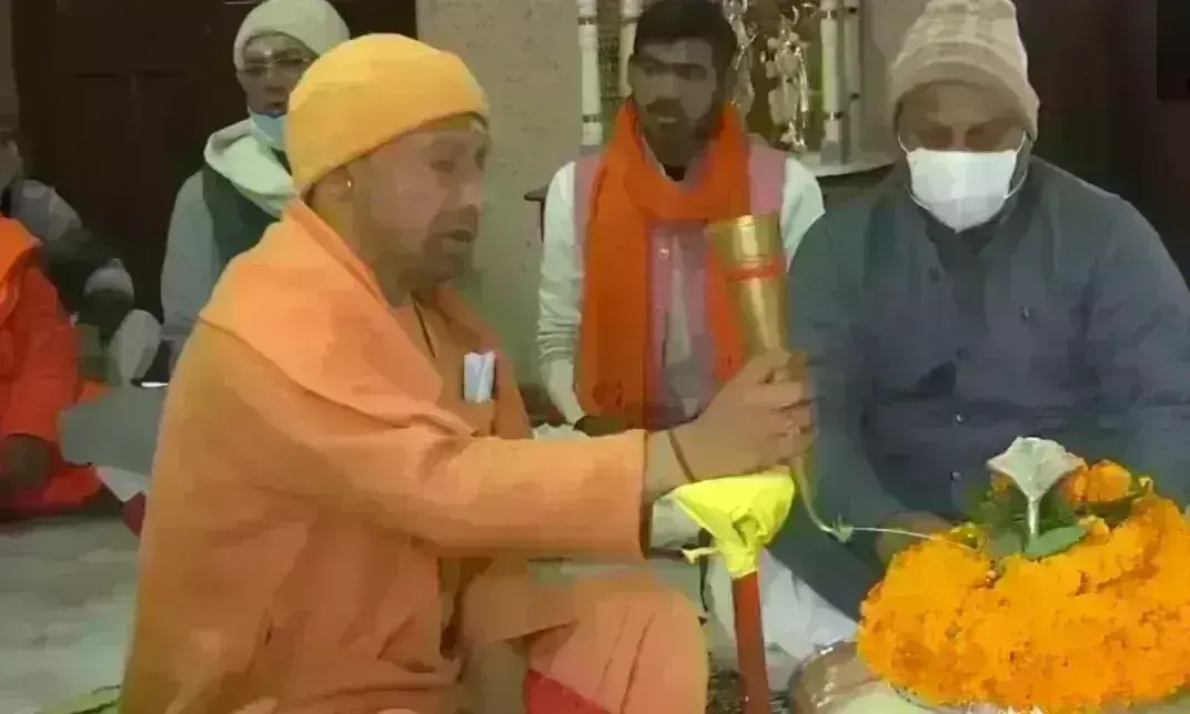 योगी आदित्यनाथ ने गुरु गोरक्षनाथ का लिया आशीर्वाद, किया शिव अभिषेक